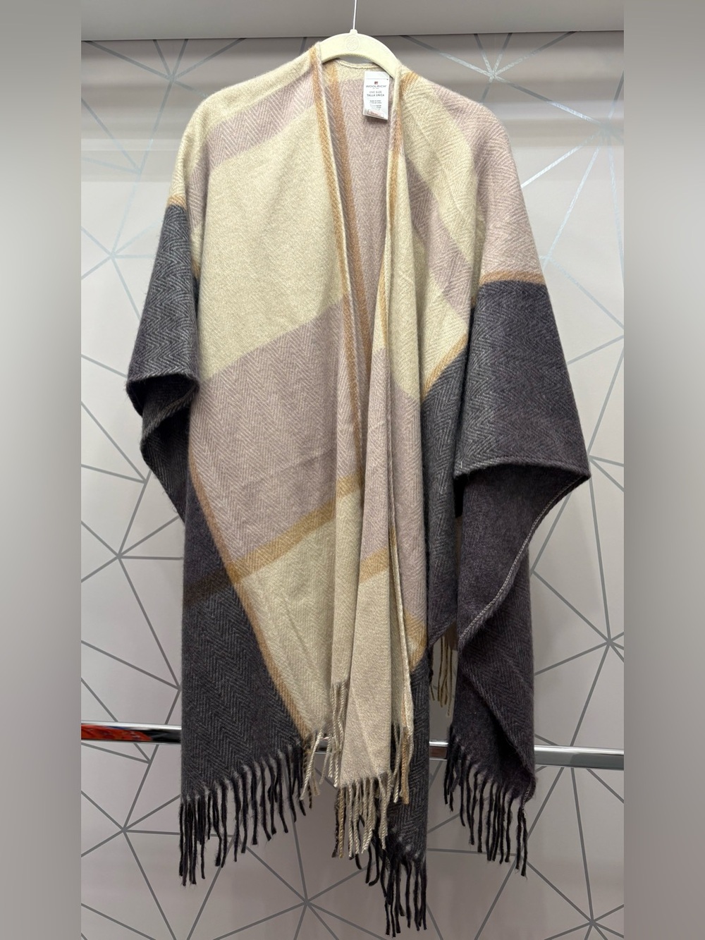 NWOT WOOLRICH PLAID WRAP / SHAWL NEUTRAL ONE SIZE